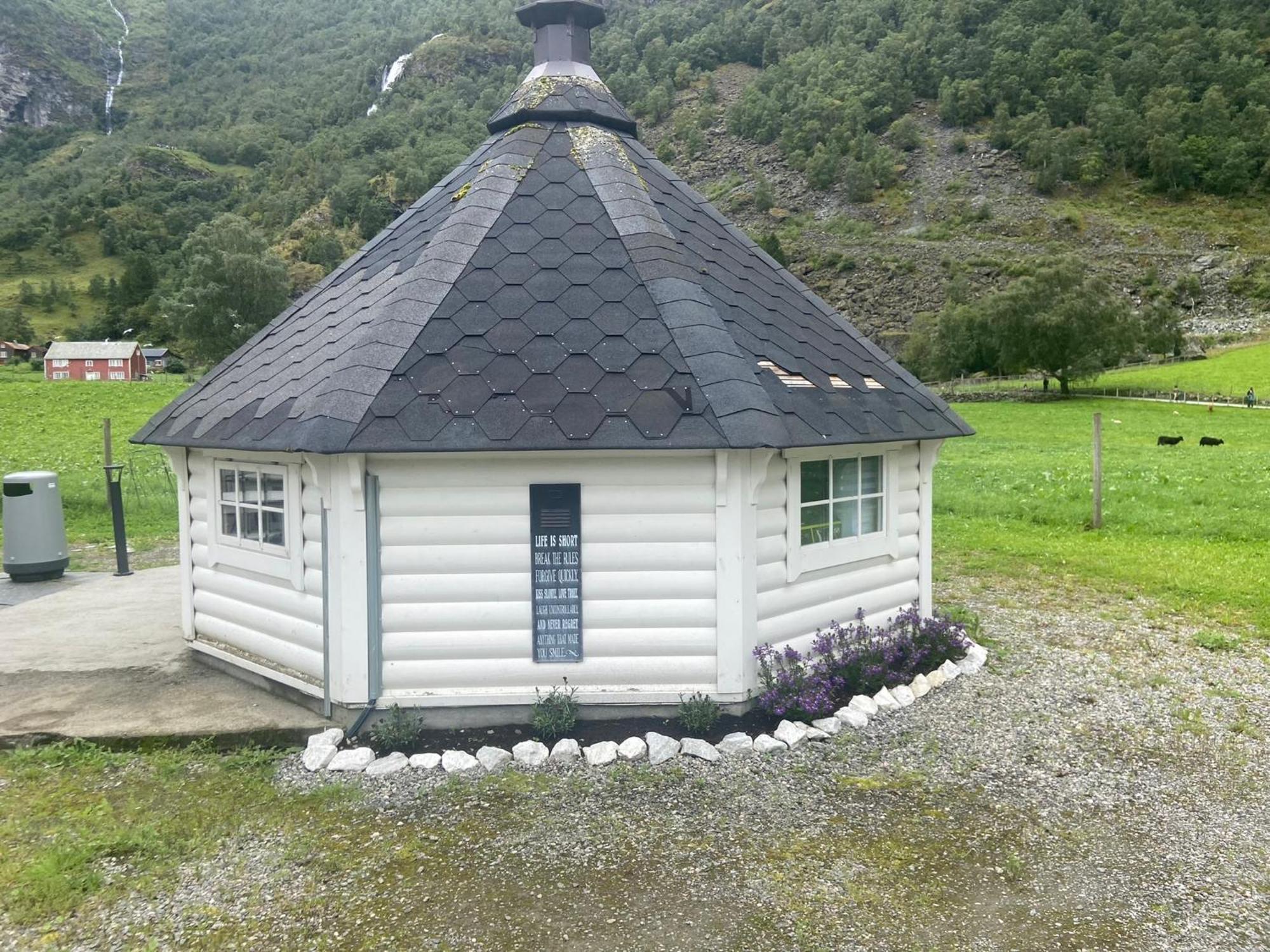 Brekke Gard Hostel *